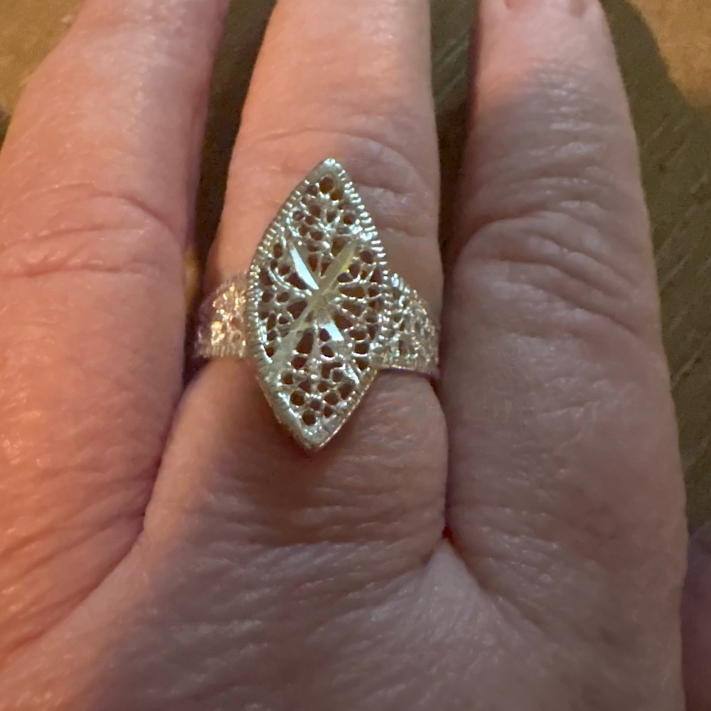EUC sterling silver ring size 9